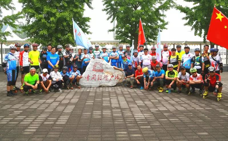 滑启&国际轮联中央委员黄锦龙共同打造北京鸟巢中老年速滑交流会！